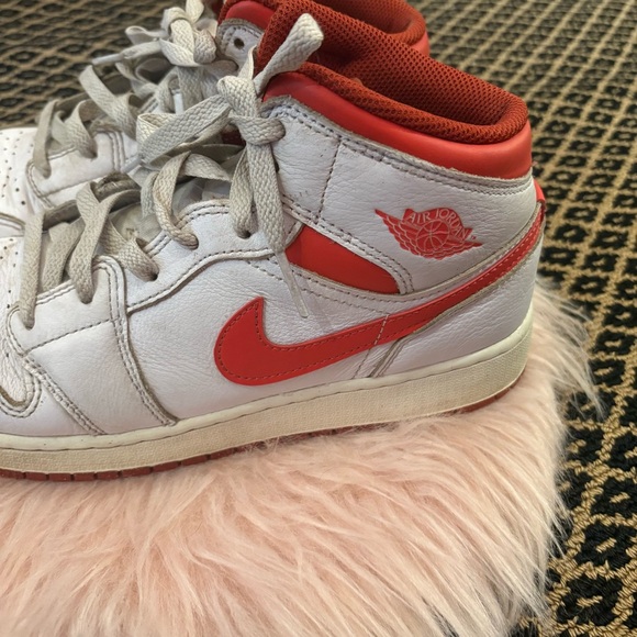 Nike White and Red Women's Sneakers - Picture 2 of 11